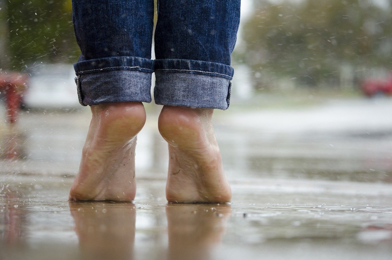 Imagen de pies debajo de la lluvia